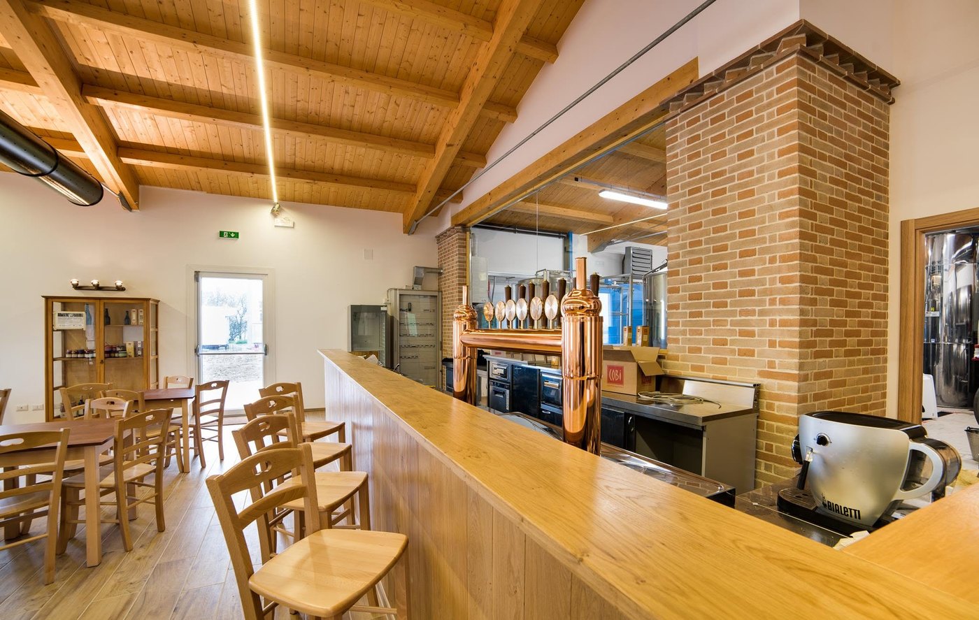 Il brewpub e l’impianto, a Montefiore